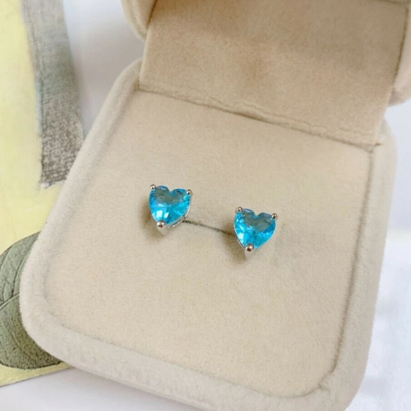 🎀14k White Gold Aquamarine Heart Studs - Picture 4 of 5